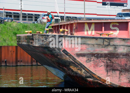 Eine kommerzielle Barge Ausschreibung auf dem Chicago River Uhren und wartet auf die Amtrak Zug nach Pass und der Canal Street Eisenbahn Brücke angehoben werden. Stockfoto