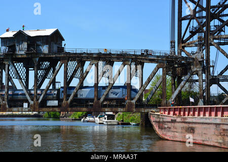 Eine kommerzielle Schiff auf dem Chicago River südlich der Innenstadt wartet auf die Amtrak Zug zu passieren und die Brücke angehoben werden. Stockfoto