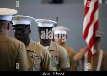 Master Sgt. David Roberts, der zweite von links, jetzt offiziell im Ruhestand, erhält eine Auszeichnung von Oberstleutnant Charles Winchester, die Executive Officer des 9. Marine Corps Bezirk, an Bord der Naval Station Great Lakes, Illinois, Juni 2. Roberts, der Bronx Eingeborener, in verschiedenen administrativen Rollen während seiner Karriere serviert und nach 23 Jahren der Herr Abgeordnete Service zurückgezogen. Stockfoto