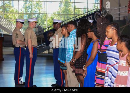 Master Sgt. David Roberts, jetzt offiziell im Ruhestand, und seine Familie erhalten Auszeichnungen und Zertifikate der Wertschätzung von Oberstleutnant Charles Winchester, die Executive Officer des 9. Marine Corps Bezirk, an Bord der Naval Station Great Lakes, Illinois, Juni 2. Roberts, der Bronx Eingeborener, in verschiedenen administrativen Rollen während seiner Karriere serviert und nach 23 Jahren der Herr Abgeordnete Service zurückgezogen. Stockfoto