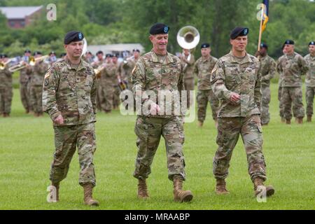 Von links sind Col. Shane Morgan, eingehende Kommandant der 1. Brigade Combat Team, 10 Mountain Division, Generalmajor Walter Piatt, 10 Mountain Division und Fort Drum kommandierenden General und ausgehenden 1. BCT Kommandeur, Oberst Scott Naumann, die während eines Befehls Zeremonie an Sexton Feld Fort Drum, N.Y., 2. Juni 2017. (U.S. Armee Foto von Sgt. James Avery, 1 BCT PA NCOIC) Stockfoto