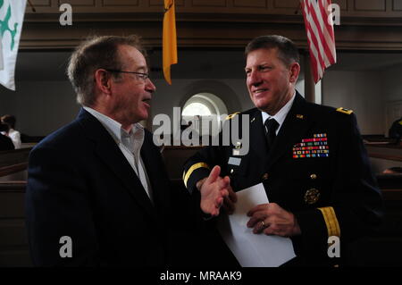 Generalmajor Mark Palzer, Kommandierender General des 79th Sustainment unterstützt den Befehl, spricht mit Ramsey Flynn III, Enkel von Oberst Flynn, während des Memorial Day Event in der St. Paul's Kirche in Mount Vernon, New York, 29. Mai 2017. Der Festakt wurde gehalten, Memorial Day, mit einem besonderen Schwerpunkt auf den Ersten Weltkrieg - ära Colonel Ramsey William Joseph Flynn, der wurde ursprünglich von Mt zu erkennen. Vernon. Flynn serviert mit den 313 Infanterie Regiment der 79th Infantry Division, der Vorgänger des 79. SSC. Die Veranstaltung wurde in der St. Paul's Kirche, die in der revolutionären Epoche m gebaut wurde gehalten Stockfoto