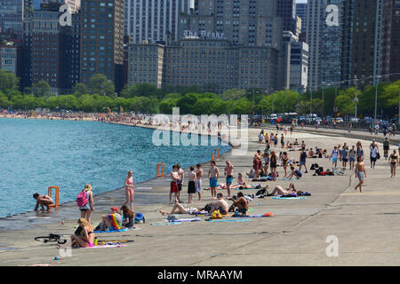 Chicago, Illinois, USA - 25. Mai 2018: Die Menschen in der konkreten Strand auf Chicagos Nordseite wie Luft- Temperaturen Ansatz 90 deg. (F), 32 deg. (C) für den Start der langen Memorial Day Wochenende. Aber die meisten sind bleiben aus, um das Wasser als Lake Michigan, ist eine kalte 50 Grad. (F), 10 Grad. (C) Kredite: D Gast Smith/Alamy leben Nachrichten Stockfoto