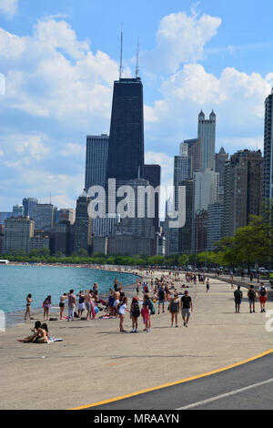 Chicago, Illinois, USA - 25. Mai 2018: Die Menschen in der konkreten Strand auf Chicagos Nordseite wie Luft- Temperaturen Ansatz 90 deg. (F), 32 deg. (C) für den Start der langen Memorial Day Wochenende. Aber die meisten sind bleiben aus, um das Wasser als Lake Michigan, ist eine kalte 50 Grad. (F), 10 Grad. (C) Kredite: D Gast Smith/Alamy leben Nachrichten Stockfoto