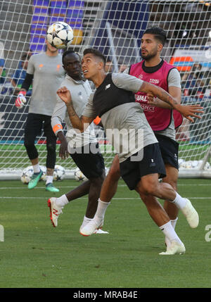 Kiew, Ukraine. 25 Mai, 2018. Roberto Firmino (Vorne) von Liverpool besucht eine Trainingseinheit vor dem UEFA Champions League Finale zwischen Liverpool und Real Madrid im Olympischen Stadion in Kiew, Ukraine, 25. Mai 2018. Credit: Sergey/Xinhua/Alamy leben Nachrichten Stockfoto