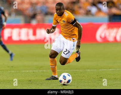 Mai 25, 2018: Houston Dynamo Mittelfeldspieler Oscar Garcia (27) steuert die Kugel während ein Spiel zwischen den New York City FC und der Houston Dynamo am 25 Mai, 2018 bei BBVA Compass Stadion in Houston, Texas ist das Ergebnis unentschieden an der Hälfte 1-1 Stockfoto