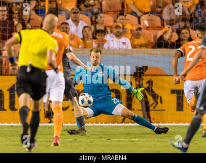 Mai 25, 2018: Houston Dynamo Verteidiger Leonardo (22) einen sehr großen Speichern in der zweiten Hälfte der Partie zwischen dem New York City FC und der Houston Dynamo am 25 Mai, 2018 bei BBVA Compass Stadion in Houston, Texas Houston Dynamo gewann 3-1 machen Stockfoto