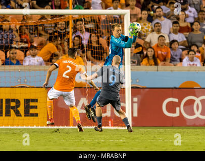 Mai 25, 2018: Houston Dynamo Verteidiger Leonardo (22) kommt mit anderen großen während eines Spiels zwischen den New York City FC und der Houston Dynamo am 25 Mai, 2018 bei BBVA Compass Stadion in Houston, Texas Houston Dynamo gewann 3-1 speichern Stockfoto