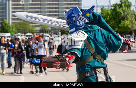 Toronto, Kanada. 25 Mai, 2018. Ein cosplayer Posen für Fotos, die während der 2018 Anime Nord an der Toronto Congress Centre in Toronto, Kanada, 25. Mai 2018. Mit allen Arten von Anime Kulturen, die jährliche 3-tägige Veranstaltung begann am Freitag, Zehntausende von Fans aus der ganzen Welt zu zeichnen. Credit: Zou Zheng/Xinhua/Alamy leben Nachrichten Stockfoto