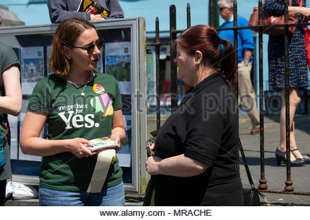 Ennis, County Clare, Irland, 25. Mai 2018. Ein ja Kampagne Aktivist kommuniziert mit einer Frau in Ennis, wie das Referendum seine letzten Stunden eintritt. Umfragen schlug einen Erdrutschsieg für die Ja Seite und ebneten damit den Weg für die Aufhebung des Irischen strenges Gesetz zur Abtreibung. Zählen ist jetzt unterwegs. Credit: reallifephotos/Alamy leben Nachrichten Stockfoto