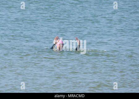 Hastings, East Sussex, UK. 26 Mai, 2018. UK Wetter: Warm Start in den Morgen in Hastings, East Sussex mit Temperaturen über 23 °C. Diese Schwimmer nimmt am frühen Morgen im Meer. © Paul Lawrenson 2018, Foto: Paul Lawrenson/Alamy leben Nachrichten Stockfoto