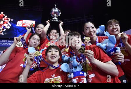 Bangkok, Thailand. 26 Mai, 2018. Team Japan feiern auf dem Podium während der Preisverleihung nach dem Gewinn der BWF Uber Cup 2018 Finale gegen Team Thailand in Bangkok, Thailand, am 26. Mai 2018. Team Japan beat Team Thailand von 3-0 im Finale und behauptete den Titel der Veranstaltung. Credit: Wang Shen/Xinhua/Alamy leben Nachrichten Stockfoto