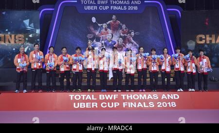 Bangkok, Thailand. 26 Mai, 2018. Team Japan feiern auf dem Podium während der Preisverleihung nach dem Gewinn der BWF Uber Cup 2018 Finale gegen Team Thailand in Bangkok, Thailand, am 26. Mai 2018. Team Japan beat Team Thailand von 3-0 im Finale und behauptete den Titel der Veranstaltung. Credit: Wang Shen/Xinhua/Alamy leben Nachrichten Stockfoto