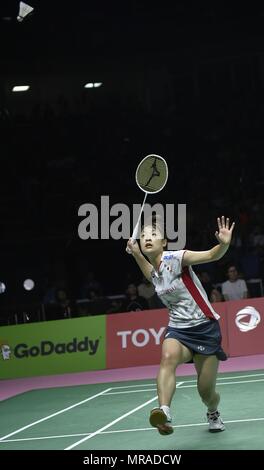 Bangkok, Thailand. 26 Mai, 2018. Okuhara Nozomi von Team Japan hits eine Rückkehr während der BWF Uber Cup 2018 Finale gegen Nitchaon Jindapol von Team Thailand in Bangkok, Thailand, am 26. Mai 2018. Team Japan beat Team Thailand von 3-0 im Finale und behauptete den Titel der Veranstaltung. Credit: Wang Shen/Xinhua/Alamy leben Nachrichten Stockfoto