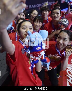 Bangkok, Thailand. 26 Mai, 2018. Team Japan Feiern während der Preisverleihung nach dem Gewinn der BWF Uber Cup 2018 Finale gegen Team Thailand in Bangkok, Thailand, am 26. Mai 2018. Team Japan beat Team Thailand von 3-0 im Finale und behauptete den Titel der Veranstaltung. Credit: Wang Shen/Xinhua/Alamy leben Nachrichten Stockfoto