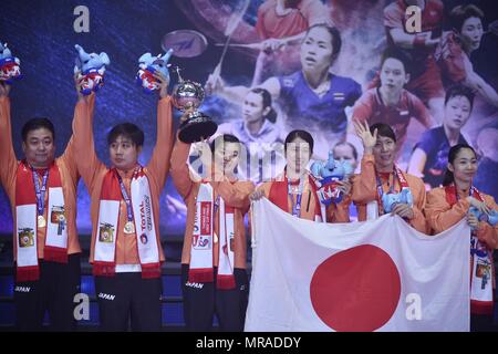 Bangkok, Thailand. 26 Mai, 2018. Team Japan feiern auf dem Podium während der Preisverleihung nach dem Gewinn der BWF Uber Cup 2018 Finale gegen Team Thailand in Bangkok, Thailand, am 26. Mai 2018. Team Japan beat Team Thailand von 3-0 im Finale und behauptete den Titel der Veranstaltung. Credit: Wang Shen/Xinhua/Alamy leben Nachrichten Stockfoto