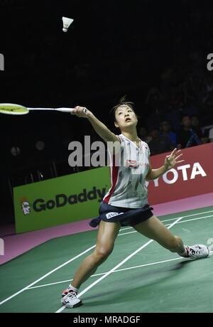 (180526) - Bangkok, 26. Mai 2018 (Xinhua) - okuhara Nozomi von Team Japan hits eine Rückkehr während der BWF Uber Cup 2018 Finale gegen Nitchaon Jindapol von Team Thailand in Bangkok, Thailand, am 26. Mai 2018. Team Japan beat Team Thailand von 3-0 im Finale und behauptete den Titel der Veranstaltung. (Xinhua / Wang Shen) Stockfoto