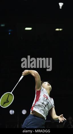 (180526) - Bangkok, 26. Mai 2018 (Xinhua) - okuhara Nozomi von Team Japan hits eine Rückkehr während der BWF Uber Cup 2018 Finale gegen Nitchaon Jindapol von Team Thailand in Bangkok, Thailand, am 26. Mai 2018. Team Japan beat Team Thailand von 3-0 im Finale und behauptete den Titel der Veranstaltung. (Xinhua / Wang Shen) Stockfoto