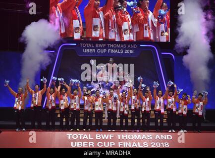 Bangkok, Thailand. 26 Mai, 2018. Team Japan feiern auf dem Podium während der Preisverleihung nach dem Gewinn der BWF Uber Cup 2018 Finale gegen Team Thailand in Bangkok, Thailand, am 26. Mai 2018. Team Japan beat Team Thailand von 3-0 im Finale und behauptete den Titel der Veranstaltung. Credit: Wang Shen/Xinhua/Alamy leben Nachrichten Stockfoto