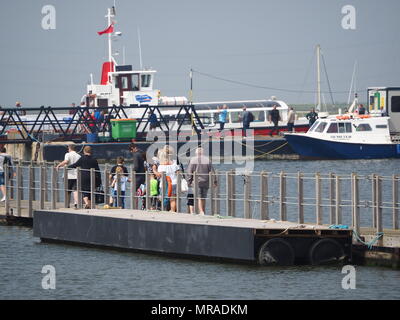 Queenborough, Kent, UK. 26. Mai 2018. Eine neue Fährverbindung von Queenborough, Kent am Meer in Essex Southend heute begonnen. Ein neues Boot spirit Sheppey' von Island Cruises Ltd. auf die erste Reise heute Morgen. Durch das Wasser der Weg ist etwa 6 Meilen, aber deutlich länger mit dem Auto. Es ist zu hoffen das neue Fährverbindung wird der Tourismus in der Region stärken. Pic: Passagiere begeben. Credit: James Bell/Alamy leben Nachrichten Stockfoto