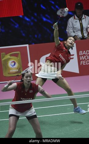 Bangkok, Thailand. 26 Mai, 2018. Jongkolphan Kititharakul (R)/Puttita Supajirakul von Team Thailand konkurrieren während der Endrunde gegen Yuki Fukushima/Sayaka Hirota von Team Japan bei der Bwf Uber Cup 2018 in Bangkok, Thailand, am 26. Mai 2018. Team Thailand verlor Japan im Finale gegen die Mannschaft von 0-3 und gewann den zweiten Platz der Veranstaltung. Credit: Wang Shen/Xinhua/Alamy leben Nachrichten Stockfoto