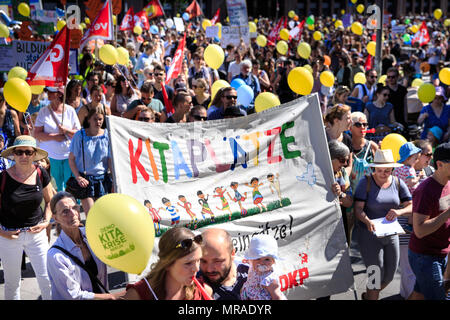 Berlin, Deutschland, 26. Mai 2018, Eltern und Pädagogen fordern mehr Kindertagesstätte Plätze für Ihre Kinder und eine bessere Bezahlung für die Kindertagesstätte Arbeitnehmer zur Verfügung stehen. Nach Angaben der Berliner Family Office, 170 000 Kindertagesstätten Plätze sind derzeit verfügbar. Trotz der stetigen Anstieg in den letzten Jahren 2500 Kinder sind noch ohne eine Kindertagesstätte. Foto: Carsten Koall/dpa Quelle: dpa Picture alliance/Alamy leben Nachrichten Stockfoto