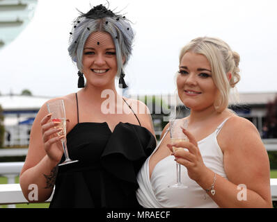 Die Rennbahn von Chester, Chester, UK. 26 Mai, 2018. Chester Rennen, römische Tag; Racegoers Genießen der Champagner, bevor das Rennen startet Credit: Aktion plus Sport/Alamy leben Nachrichten Stockfoto