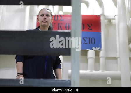 Piräus, Griechenland. 25 Mai, 2018. Theano Sileloglou ist auf Handelsschiffen die 'Mykonos Insel' am Hafen von Piräus, Griechenland gesehen, 25. Mai 2018. Theano Sileloglou, 30, ist ein Mitglied der Hellenic Seaways seit 2010. Sie begann ihre Karriere als 3. Techniker an 'Mykonos Insel' Schiff im Jahr 2010 und heute ist sie eine der 1 Ingenieur. Bis vor kurzem Maschinenraum des Schiffes war ein männlich dominierten Raum. Quelle: Chris Kissadjekian/Xinhua/Alamy leben Nachrichten Stockfoto