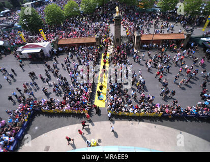 Twickenham Stadium, London, UK. 26 Mai, 2018. Aviva Rugby Premiership final, Exeter gegen Sarazenen; die Sarazenen Mannschaft kommt in Twickenham Credit: Aktion plus Sport/Alamy leben Nachrichten Stockfoto