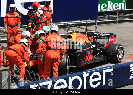 Circuit de Monaco, Monaco, Monte Carlo. 26 Mai, 2018. Monaco Formel 1 Grand Prix, Samstag Qualifying; Aston Martin Red Bull Racing TAG Heuer, Max Verstappen stürzt beim Beenden von Schwimmbad und sein Auto gedrückt weg von der Course Credit: Aktion plus Sport/Alamy leben Nachrichten Stockfoto