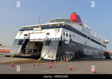 Piräus. 25 Mai, 2018. Foto am 25 Mai, 2018 zeigt die 'Mykonos Insel' Handelsschiff wo Theano Sileloglou am Hafen von Piräus, Griechenland funktioniert. Theano Sileloglou, 30, ist ein Mitglied der Hellenic Seaways seit 2010. Sie begann ihre Karriere als 3. Techniker an 'Mykonos Insel' Schiff im Jahr 2010 und heute ist sie eine der 1 Ingenieur. Bis vor kurzem Maschinenraum des Schiffes war ein männlich dominierten Raum. Quelle: Chris Kissadjekian/Xinhua/Alamy leben Nachrichten Stockfoto