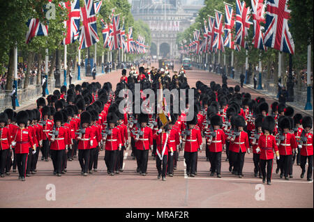 Die Mall, London, UK. 26. Mai, 2018. Die wichtigsten allgemeinen Überprüfung in brütender Hitze gehalten wird, dem vorletzten Probe für den Geburtstag der Königin Parade, die auch als die Farbe bekannt. 1400 Soldaten aus der Abteilung Haushalt und die King's Troop Royal Horse artillery Teil in diesem Maßstab Probe nehmen. Credit: Malcolm Park/Alamy Leben Nachrichten. Stockfoto