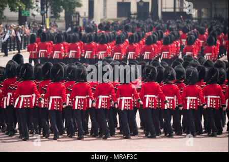 Die Mall, London, UK. 26. Mai, 2018. Die wichtigsten allgemeinen Überprüfung in brütender Hitze gehalten wird, dem vorletzten Probe für den Geburtstag der Königin Parade, die auch als die Farbe bekannt. 1400 Soldaten aus der Abteilung Haushalt und die King's Troop Royal Horse artillery Teil in diesem Maßstab Probe nehmen. Credit: Malcolm Park/Alamy Leben Nachrichten. Stockfoto