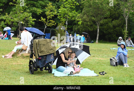 Swansea, South Wales, UK. 26. Mai 2018. Die Menschen Schutz vor dem Regen unter einem Sonnenschirm während der Radio One Größte Wochenende Festival in Swansea Singleton Park. Das Radio eine Größte Wochenende hat sich das Festival Sommer Saison gekickt, die sah Tausende strömen in Swansea in Wales, UK zu sehen fungiert als Saugen, Ed Sheeran, gleichen Smith, George Esra und Craig David. Credit: Robert Melen/Alamy Leben Nachrichten. Stockfoto