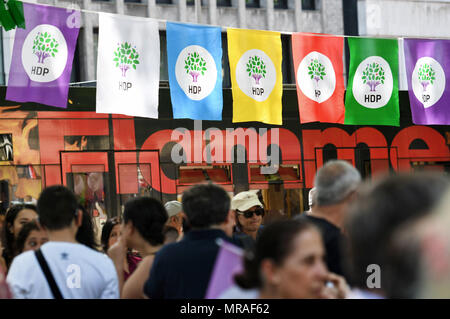 Köln, Deutschland, 26. Mai 2018, Fahnen der pro-kurdischen Partei HDP sind auf dem Display bei einem Protest gegen den türkischen Präsidenten Recep Tayyip Erdogan. Foto: Henning Kaiser/dpa Quelle: dpa Picture alliance/Alamy leben Nachrichten Stockfoto