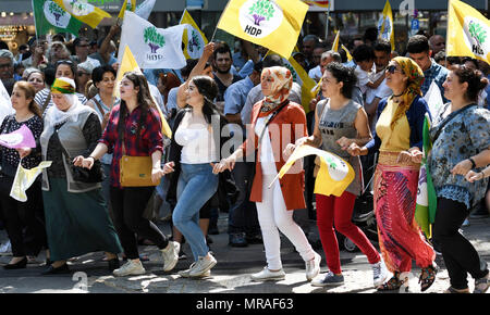 Köln, Deutschland, 26. Mai 2018, Frauen tragen die Fahnen der türkischen Oppositionspartei HDP bei einem Protest gegen den türkischen Präsidenten Recep Tayyip Erdogan am Heumarkt. Foto: Henning Kaiser/dpa Quelle: dpa Picture alliance/Alamy leben Nachrichten Stockfoto