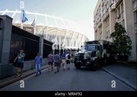 Kiew, Ukraine, 26. Mai 2018. Kiew, Ukraine, 26. Mai 2018. Sicherheit außerhalb des Stadions vor dem UEFA Champions League Finale zwischen Real Madrid und Liverpool an olimpiyskiy National Sports Complex am 26. Mai 2018 in Kiew, Ukraine. (Foto von Daniel Chesterton/phcimages.com) Credit: PHC Images/Alamy Live News Credit: PHC Images/Alamy leben Nachrichten Stockfoto