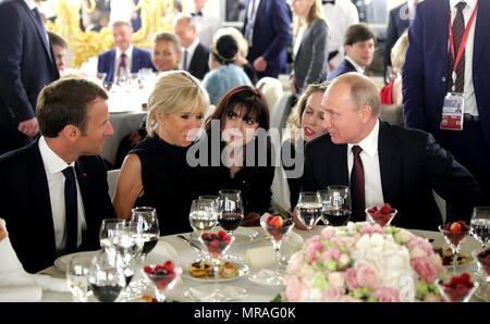St. Petersburg, Russland, 25. Mai 2018. Der russische Präsident Wladimir Putin, rechts, Chats mit dem französischen Präsidenten Emmanuel Längestrich, Links, und Brigitte Längestrich während die Stars der Weißen Nächte Gala in Zarskoje Selo 25. Mai 2018 außerhalb von St. Petersburg, Russland. (Russische Vorsitz über Planetpix) Credit: Planetpix/Alamy leben Nachrichten Stockfoto