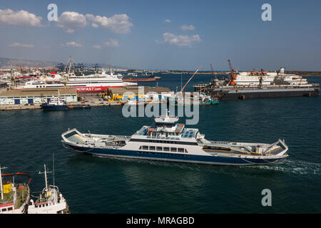 Piräus. 25 Mai, 2018. Foto am 25 Mai, 2018 zeigt einen allgemeinen Blick auf den Hafen von Piräus, Griechenland. Griechischer Reedereien bleibt Ein weltweit führender Anbieter im Jahr 2018, die 20 Prozent der weltweiten Flotte in Tonnen Tragfähigkeit (DWT), laut dem Jahresbericht 2017-2018 der Union der griechischen Schiffseigner am Donnerstag frei. Credit: Lefteris Partsalis/Xinhua/Alamy leben Nachrichten Stockfoto