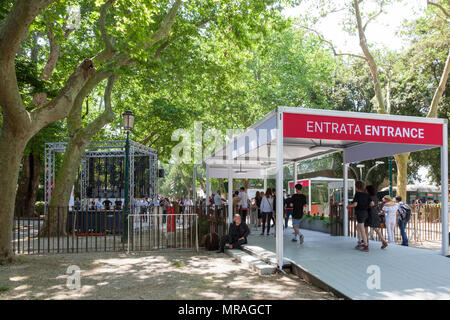 Venedig, Venetien, Italien. 26. Mai 2018. Der Eröffnungstag der 2018 Architektur Biennale berechtigt Freespace in Giardini Pubblici (öffentliche Gärten) Castello. Menschen, die den Haupteingang zu den Gärten und Pavillons. Kredit MLCpics/Alamy leben Nachrichten Stockfoto