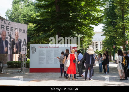 Venedig, Venetien, Italien. 26. Mai 2018. Der Eröffnungstag der 2018 Architektur Biennale berechtigt Freespace in Giardini Pubblici (öffentliche Gärten) Castello. Gruppe von Menschen, die gerade eine Aufzeichnung der Preisverleihung und Präsentation der Lifetime Award unter den Bäumen vor der Venezianischen Biennale Pavillon oder Ausstellungsfläche. Kredit MLCpics/Alamy leben Nachrichten Stockfoto