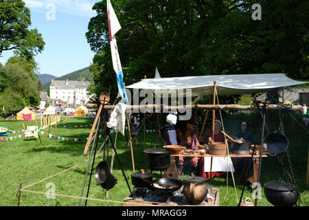 Innerleithen, Traquair House, UK. 26.Mai.2018. Traquair mittelalterlichen Fayre Die Traquair mittelalterlichen Fayre ist Schottlands nur authentische mittelalterliche Fayre und ist ein unschlagbarer Mix aus mittelalterliche Unterhaltung von ritterspielen zu Narren auf dem Gelände von Schottlands älteste bewohnte Haus. Diese zweitägige Veranstaltung weiter mit Re-enactors aus weit entfernten Ländern wie Frankreich und Polen beitritt Entertainer und traditionelle Händler aus ganz Großbritannien neu zu leben, die in den mittelalterlichen Zeiten schaffen. Bild: Rob Grau/Alamy leben Nachrichten Stockfoto