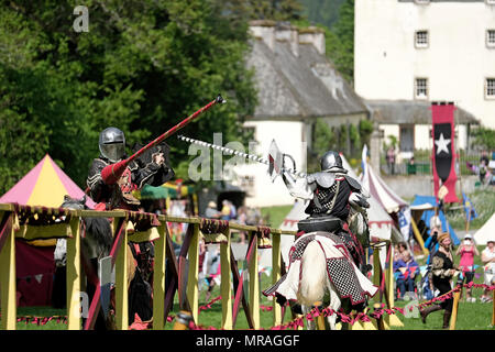 Innerleithen, Traquair House, UK. 26.Mai.2018. Traquair mittelalterlichen Fayre Die Traquair mittelalterlichen Fayre ist Schottlands nur authentische mittelalterliche Fayre und ist ein unschlagbarer Mix aus mittelalterliche Unterhaltung von ritterspielen zu Narren auf dem Gelände von Schottlands älteste bewohnte Haus. Diese zweitägige Veranstaltung weiter mit Re-enactors aus weit entfernten Ländern wie Frankreich und Polen beitritt Entertainer und traditionelle Händler aus ganz Großbritannien neu zu leben, die in den mittelalterlichen Zeiten schaffen. Bild: Rob Grau/Alamy leben Nachrichten Stockfoto
