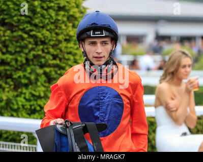 Die Rennbahn von Chester, Chester, UK. 26 Mai, 2018. Chester Rennen, römische Tag; Ben Robinson nach dem Reiten Baraweez zum Sieg in der Caldwell Bau Handicap Credit: Aktion plus Sport/Alamy leben Nachrichten Stockfoto