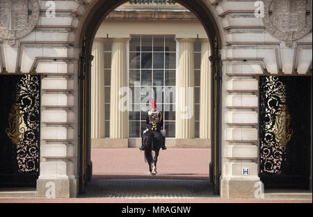 Die Mall, London, UK. 26. Mai, 2018. Die wichtigsten allgemeinen Überprüfung in brütender Hitze gehalten wird, dem vorletzten Probe für den Geburtstag der Königin Parade, die auch als die Farbe bekannt. 1400 Soldaten aus der Abteilung Haushalt und die King's Troop Royal Horse artillery Teil in diesem Maßstab Probe nehmen. Credit: Malcolm Park/Alamy Leben Nachrichten. Stockfoto