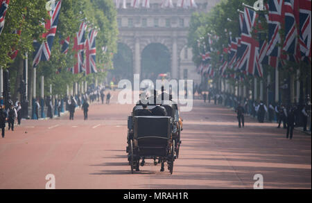 Die Mall, London, UK. 26. Mai, 2018. Die wichtigsten allgemeinen Überprüfung in brütender Hitze gehalten wird, dem vorletzten Probe für den Geburtstag der Königin Parade, die auch als die Farbe bekannt. 1400 Soldaten aus der Abteilung Haushalt und die King's Troop Royal Horse artillery Teil in diesem Maßstab Probe nehmen. Credit: Malcolm Park/Alamy Leben Nachrichten. Stockfoto