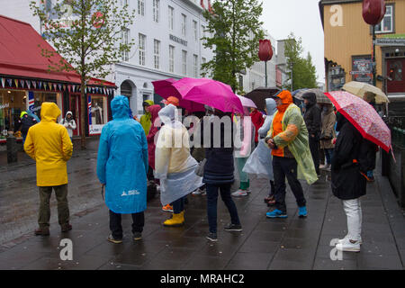 Der Laugavegur, Reykjavík, Island. 26.05.2018. Gelbes Warnsymbol für schlechtes Wetter auf der Insel als Touristen von Kreuzfahrtschiffen und ausländische Urlauber besuchen Sie die Geschäfte, im touristischen Teil der Stadt. Ein Tag der windigen, hartnäckig anhaltenden starken Regen wird prognostiziert. Credit: MediaWorldImages/AlamyLiveNews. Stockfoto