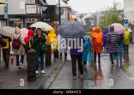 Der Laugavegur, Reykjavík, Island. 26.05.2018. Gelbes Warnsymbol für schlechtes Wetter auf der Insel als Touristen von Kreuzfahrtschiffen und ausländische Urlauber besuchen Sie die Geschäfte, im touristischen Teil der Stadt. Ein Tag der windigen, hartnäckig anhaltenden starken Regen wird prognostiziert. Credit: MediaWorldImages/AlamyLiveNews. Stockfoto