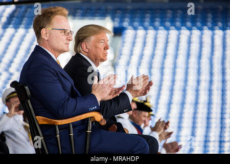 Us-Präsident Donald Trump, Mitte und Unterstaatssekretär der Marine Thomas Modly, links, bei der Graduierung und Inbetriebnahme Zeremonie an der US Naval Academy 25. Mai applaudieren, 2018 in Annapolis, Maryland. Stockfoto