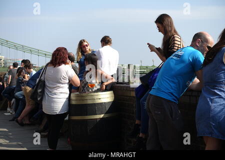 London, Großbritannien. 26. Mai 2018. UK Wetter: Die Menschen genießen das gute Wetter in Hammersmith, London. Matthäus Ashmore/Alamy leben Nachrichten Stockfoto